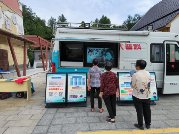 600浙江丽水：省市县联动科普大篷车开进云和县大坂社区 奏响科普反邪“交响乐”图片1_副本.jpg